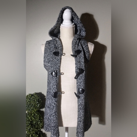 Black & White Hooded Vest w/ Black Toggle Buttons - PS - Sharagano - Picture 7 of 9